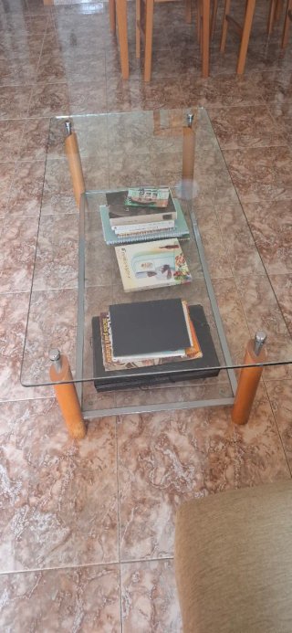 Comedor: Mesa cristal, 4 sillas, sofá