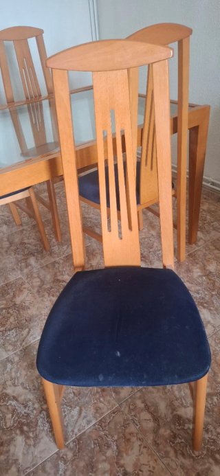 Comedor: Mesa cristal, 4 sillas, sofá