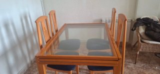 Comedor: Mesa cristal, 4 sillas, sofá