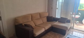 Comedor: Mesa cristal, 4 sillas, sofá