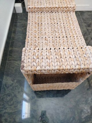 Sillón revistero de mimbre con almacenaje