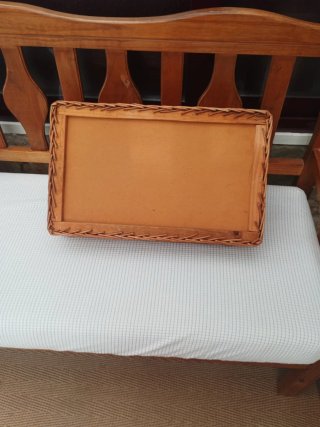Bandeja de mimbre con ganchillo