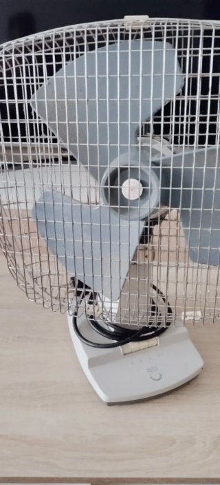 Ventilador gris y blanco