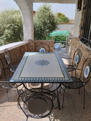 Mesa y 6 sillas de hierro forjado y azulejos