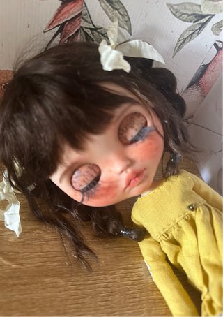 Muñeca Blythe con vestido amarillo