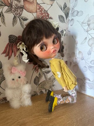 Muñeca Blythe con vestido amarillo