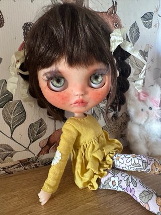 Muñeca Blythe con vestido amarillo
