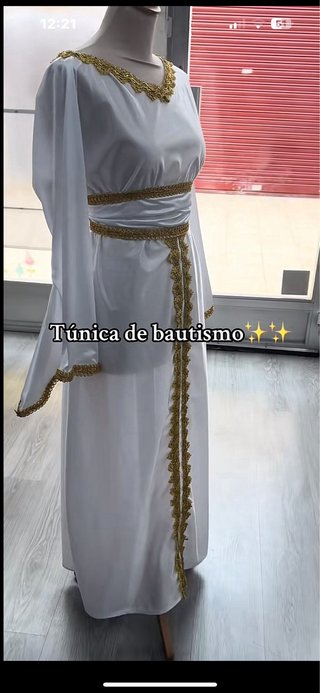 Túnica de bautizo blanca con detalles dorados