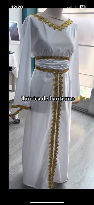 Túnica de bautizo blanca con detalles dorados