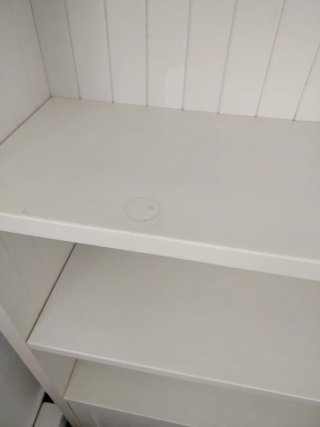 Librería blanca de madera