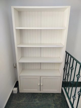 Librería blanca de madera