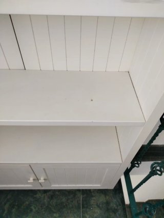 Librería blanca de madera