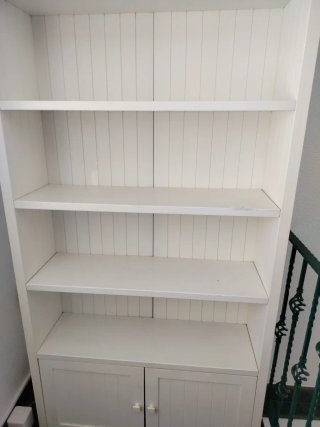 Librería blanca de madera