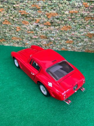 Ferrari 250 GT Berlinetta 1961 – 1:18 Jouef