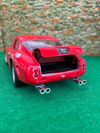 Ferrari 250 GT Berlinetta 1961 – 1:18 Jouef
