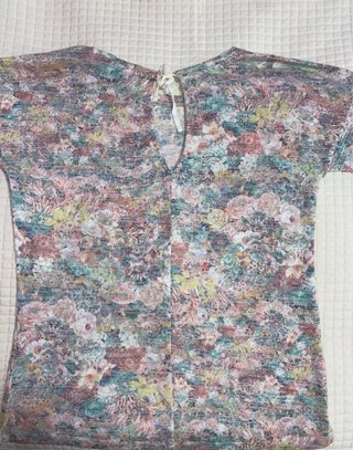 Camiseta Pull&Bear floral manga media