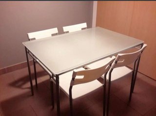 Urge vender Mesa de cristal y 4 sillas blancas