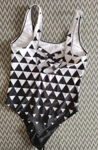 Costume intero con triangoli bianchi e neri
