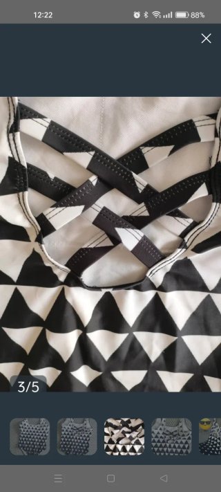 Costume intero con triangoli bianchi e neri