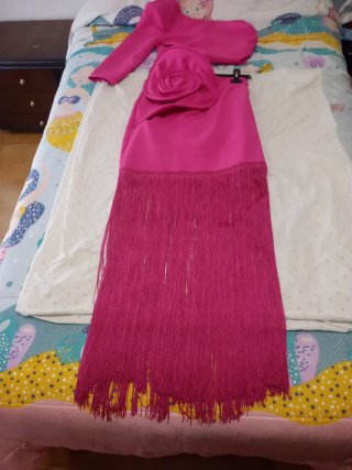 Vestido fiesta rosa con flor y flecos.