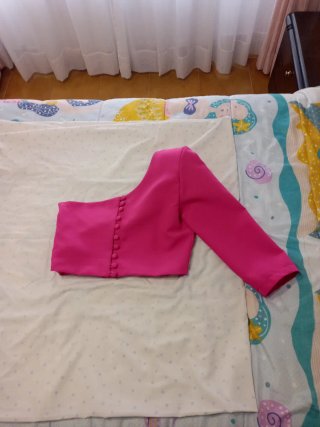 Vestido fiesta rosa con flor y flecos.