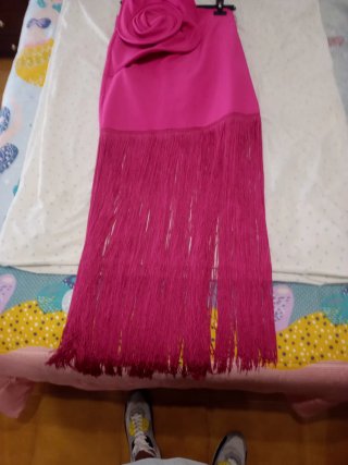 Vestido fiesta rosa con flor y flecos.