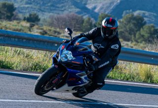 Suzuki GSXR 1000 K6 sportbike azul/blanco