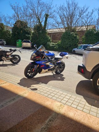 Suzuki GSXR 1000 K6 sportbike azul/blanco