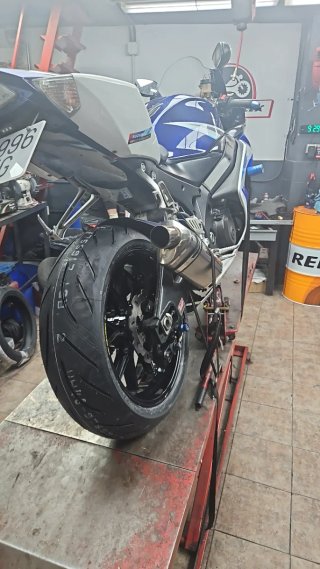 Suzuki GSXR 1000 K6 sportbike azul/blanco