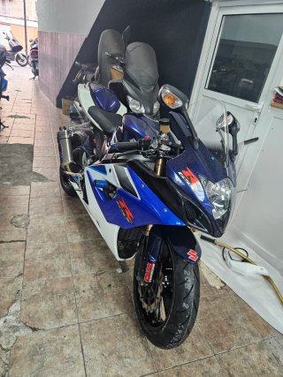 Suzuki GSXR 1000 K6 sportbike azul/blanco