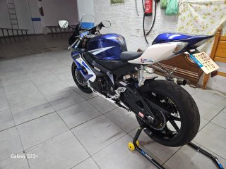 Suzuki GSXR 1000 K6 sportbike azul/blanco