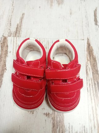 Deportivos rojos para bebé