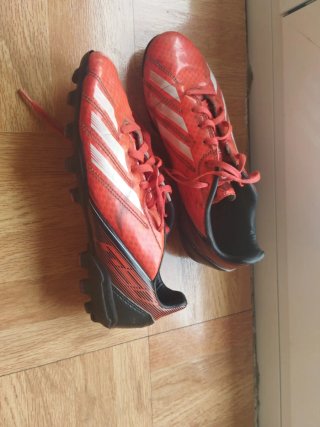 Botas de fútbol Adidas F50 naranjas y blancas