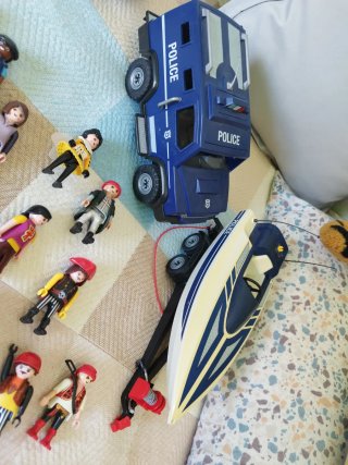 Lote Playmobil figuras, 3 coches, 1 lancha,...