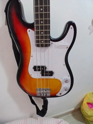 Bajo Eléctrico Sunburst con amplificador