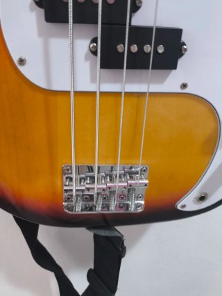 Bajo Eléctrico Sunburst con amplificador