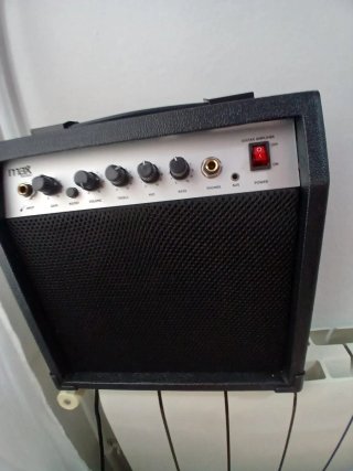 Bajo Eléctrico Sunburst con amplificador