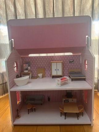 Casita de muñecas de madera