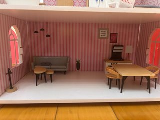 Casita de muñecas de madera