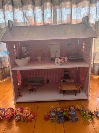 Casita de muñecas de madera