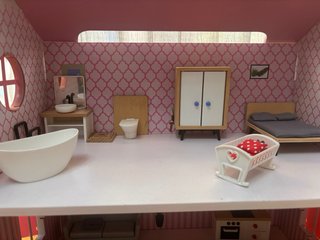 Casita de muñecas de madera