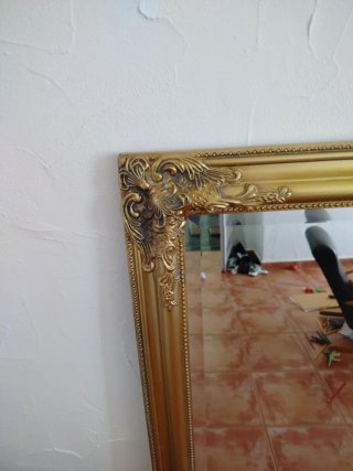 Espejo de pared dorado con marco tallado