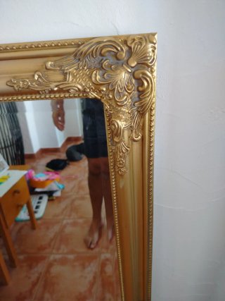 Espejo de pared dorado con marco tallado