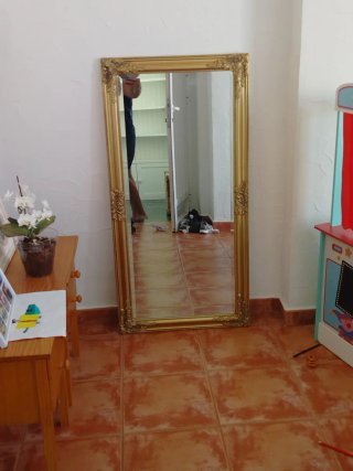 Espejo de pared dorado con marco tallado