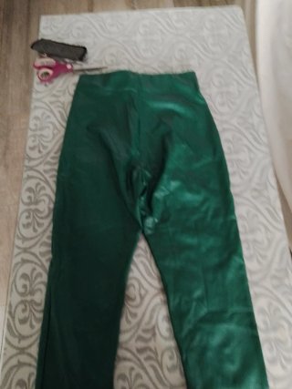 Pantalón verde Stradivarius