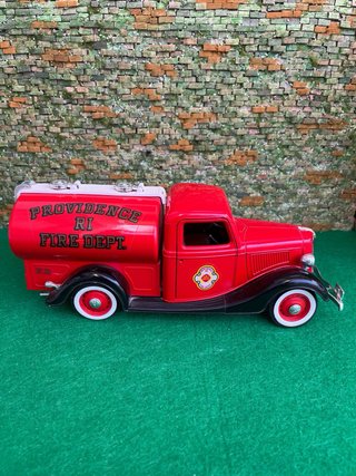 Citerne Ford V8 1939 – Escala 1:19 Solido