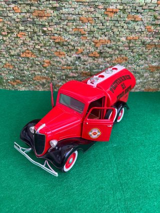 Citerne Ford V8 1939 – Escala 1:19 Solido
