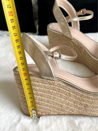 Sandalias Zara doradas plataforma esparto T42