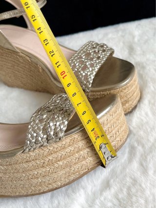 Sandalias Zara doradas plataforma esparto T42