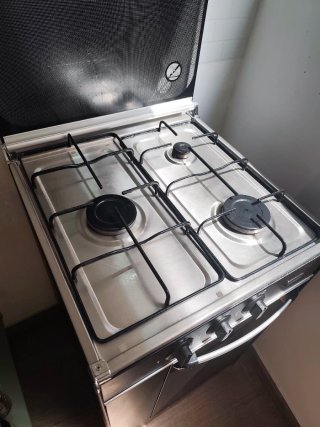 Cocina de gas negra.